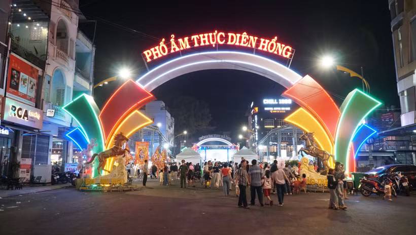 The entrance to Dien Hong Food Street in Gia Lai province (Photo: VNA)