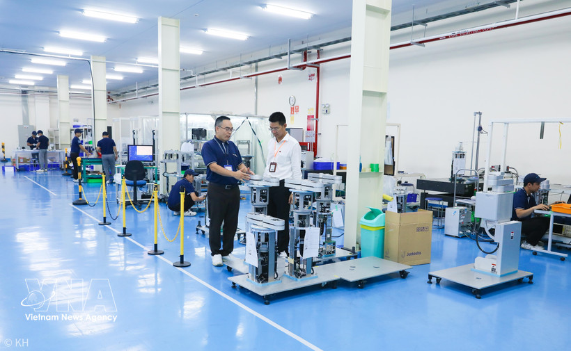 A production line assembling wafer transfer robots for the semiconductor industry at TAZMO Vietnam Co. Ltd. in Long Hau Industrial Park, Tay Ninh province (Photo: VNA)