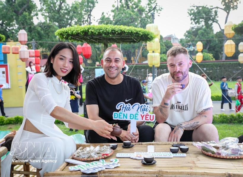 International visitors experience drinking West Lake lotus-infused tea (Photo: VNA)