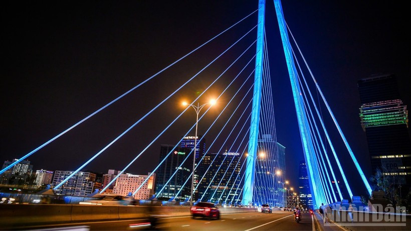 The dynamic, modern vibrancy of Ho Chi Minh City at night. (Photo: nhandan.vn)