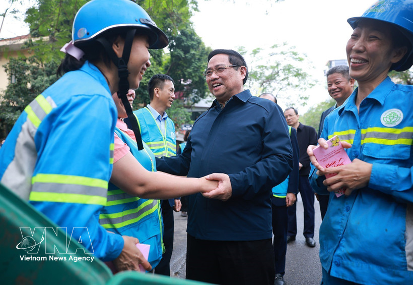 PM Pham Minh Chinh extends Tet greetings to sanitation workers at Yen The Alley on Nguyen Thai Hoc Street. (Photo: VNA)