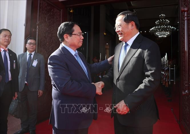 Prime Minister Pham Minh Chinh (left) meets with Lao Prime Minister Sonexay Siphandone in Vientiane on February 5. (Photo: VNA)