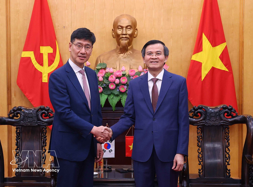 Associate Professor Dr Doan Minh Huan (R), Politburo member and Director of the Ho Chi Minh National Academy of Politics, and Na Ki Hong, General Director of Samsung Vietnam, at their meeting in Hanoi on March 4. (Photo: VNA)