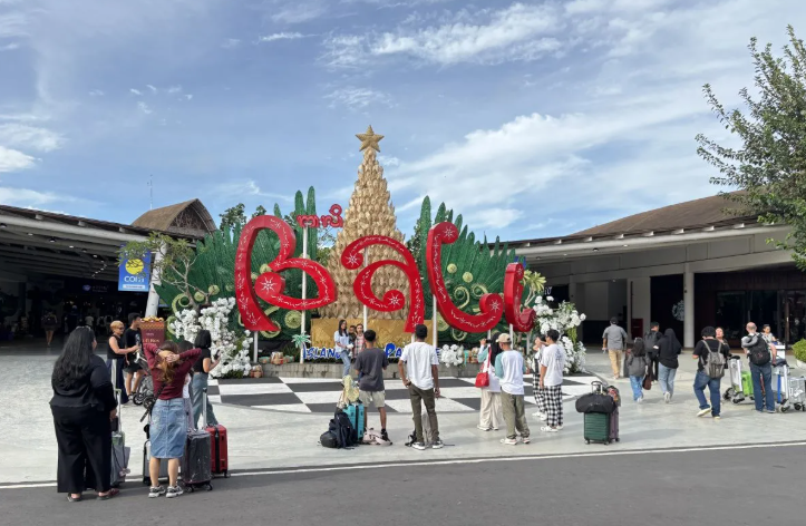 Passengers at the arrival area of the I Gusti Ngurah Rai International Airport in Bali. (File photo ANTARA/Ni Putu Putri Muliantari/nbl)