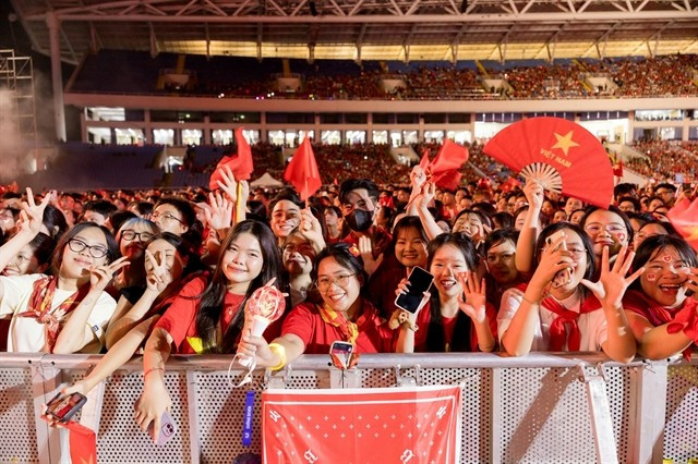 Enthusiastic audience members at a live music show in Hanoi. (Photo: VNA)