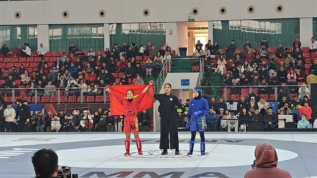 Lo Thi Phung (left) is the champion of the women's 49kg category of the Asian Mixed Martial Arts Championships 2026. (Photo: courtesy of VMMAF)