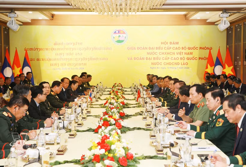 The high-level delegations from the Ministries of Defence of Vietnam and Laos hold talks in the central province of Nghe An on July 10. (Photo: VNA)
