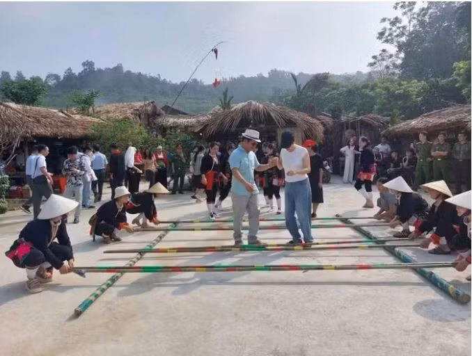 Tourists perform the bamboo dance at the Mien Village community tourism site in Ba Vi, Hanoi. (Photo: VNA)