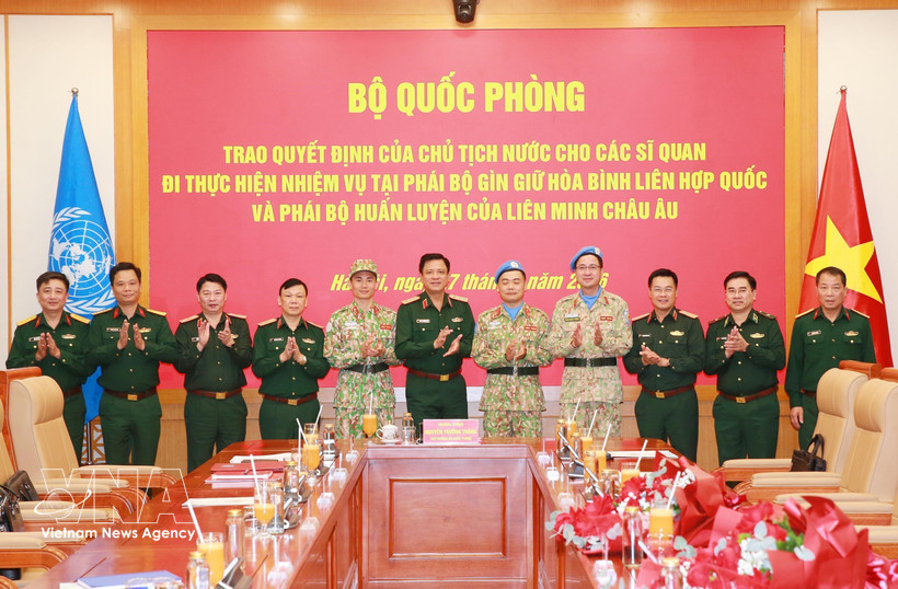 Deputy Minister of National Defence Sen. Lieut. Gen. Nguyen Truong Thang (centre) and delegates at the event. (Photo: VNA)