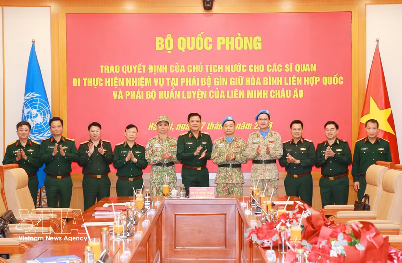 Deputy Minister of National Defence Sen. Lieut. Gen. Nguyen Truong Thang (centre) and delegates at the event. (Photo: VNA)