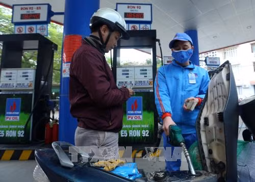A customer purchases E5RON92 bioethanol fuel at a PVOIL gas station on Thai Thinh street, Hanoi. (Photo: VNA)