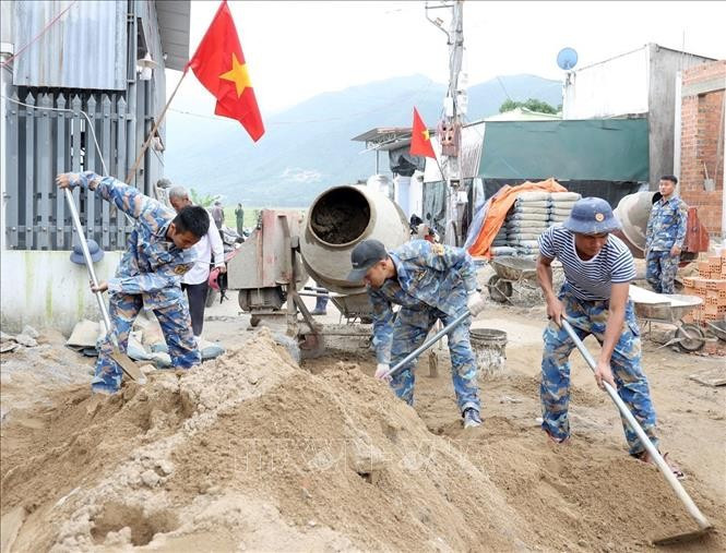 Military personnel are working tirelessly to rebuild and repair homes damaged by natural disasters in Khanh Hoa province under the Quang Trung campaign (Photo: VNA)