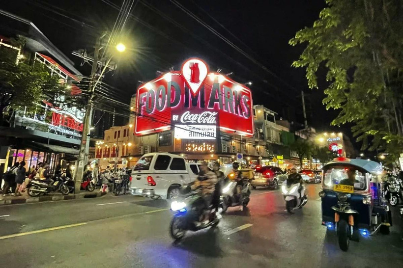 Business operators and tourists in popular destinations are often targeted by corrupt officers demanding bribes for violations. (Photo: Bangkok Post)