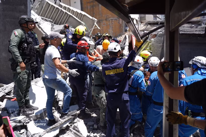 Rescuers search for victims in a building collapsed in Manizales, Colombia, during the earthquake on August 10, 2026 (Photo: Xinhua/VNA) 