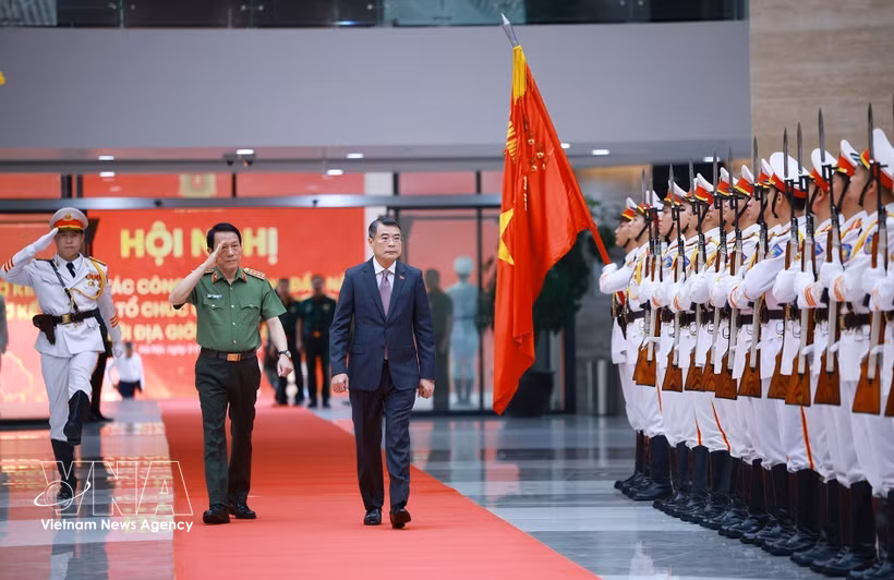 Prime Minister Le Minh Hung (right) attends the conference held by the Ministry of Public Security in Hanoi on July 2, 2026. (Photo: VNA)