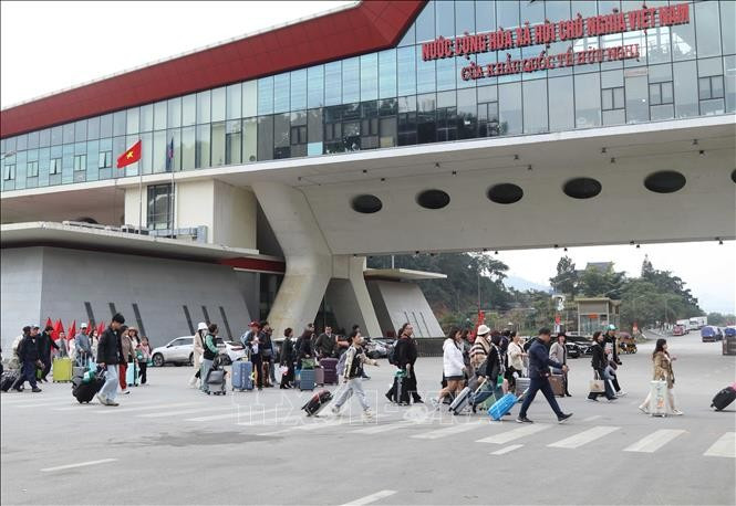 Passengers pass through the Huu Nghi International Border Gate in Lang Son province. (Photo: VNA)
