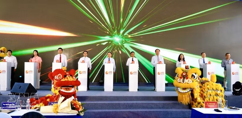 Delegates press the button to start work on the Long My waste-to-energy plant project in Gia Lai province on June 24. (Photo: VNA)