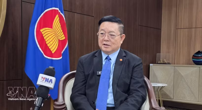 ASEAN Secretary-General Kao Kim Hourn in an interview with the Vietnam News Agency's resident correspondents in Jakarta. (Photo: VNA)