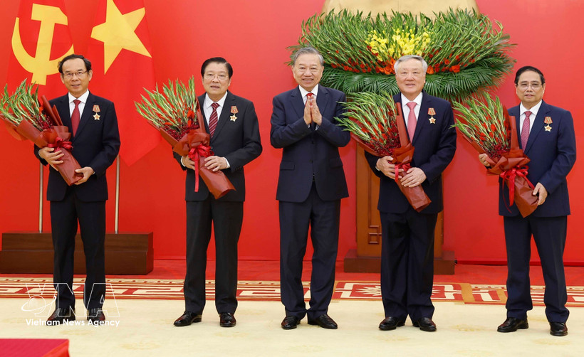 Party General Secretary To Lam presents the Military Exploit Order to high-ranking officials (Photo: VNA)