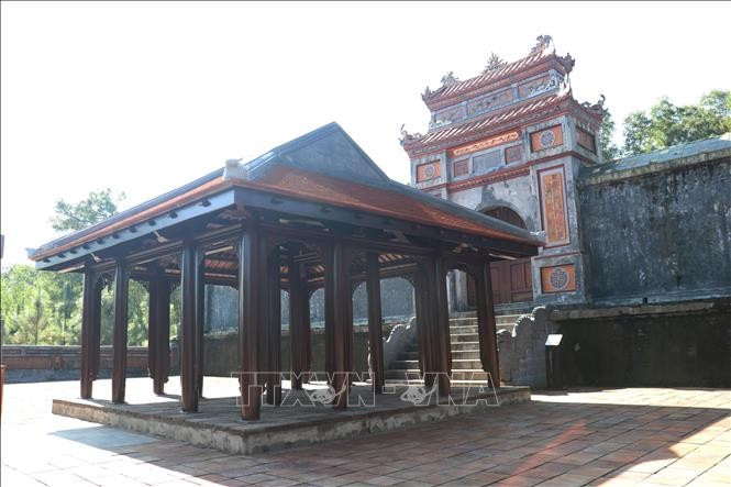 The wooden structure erected at the tomb of Empress Dowager Tu Du will be dismantled before March 3 (Photo: VNA)