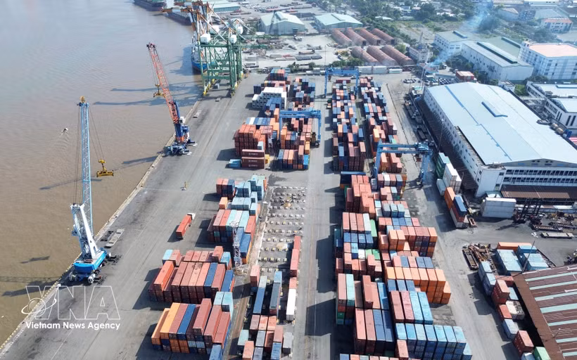 Cargo handling activities are bustling at Saigon Port. (Photo: VNA)