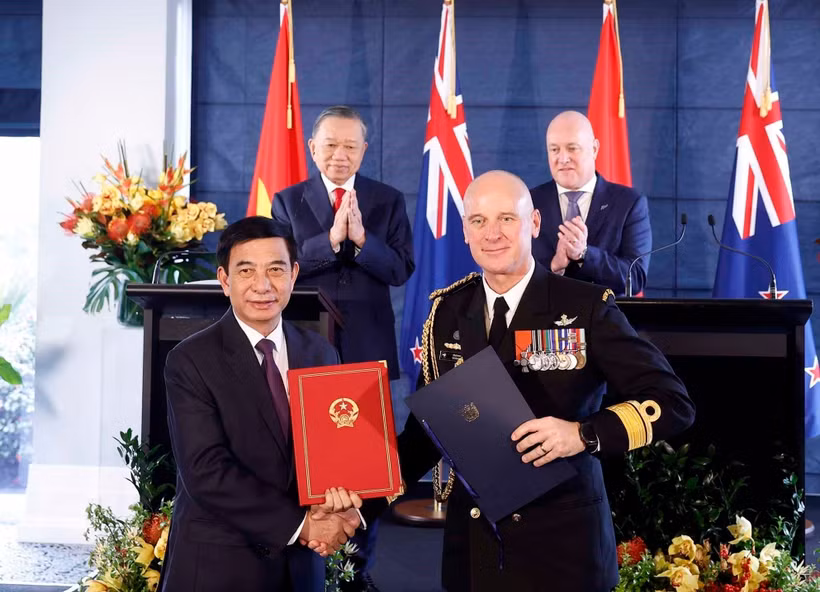 General Secretary of the Communist Party of Vietnam Central Committee and President To Lam and New Zealand Prime Minister Christopher Luxon witness the exchange of cooperation agreements between the two countries on August 13, 2026. (Photo: VNA)