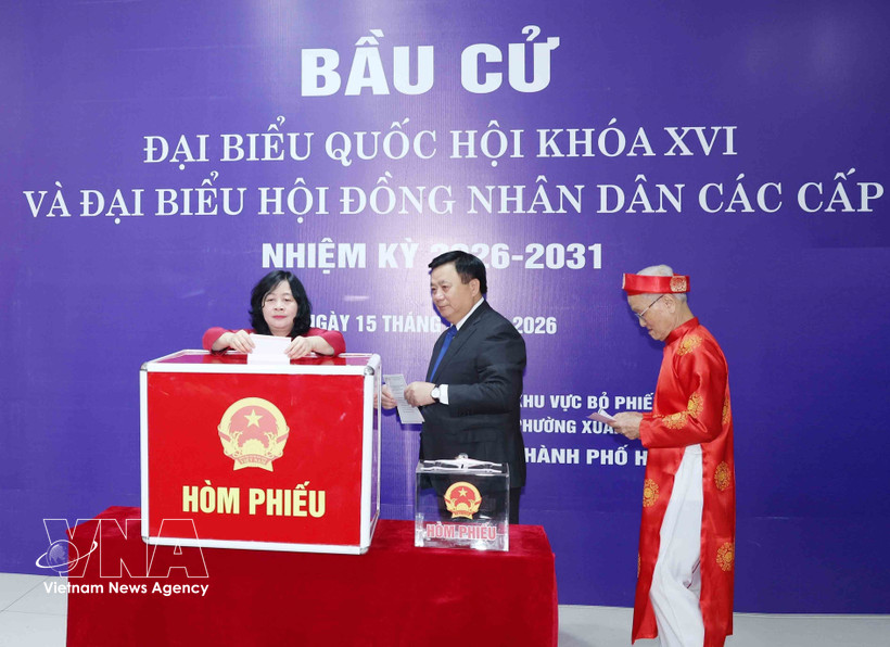 Politburo member and President of the Vietnam Fatherland Front Central Committee Bui Thi Minh Hoai ̣(first, left) casts her ballot alongside other voters at Polling Station No. 7 of Constituency No. 2 in Thanh Xuan ward, Hanoi, on March 15. (Photo: VNA)