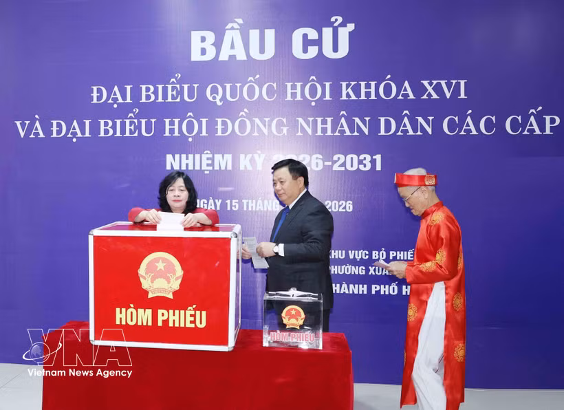 Politburo member and President of the Vietnam Fatherland Front Central Committee Bui Thi Minh Hoai ̣(first, left) casts her ballot alongside other voters at Polling Station No. 7 of Constituency No. 2 in Thanh Xuan ward, Hanoi, on March 15. (Photo: VNA)