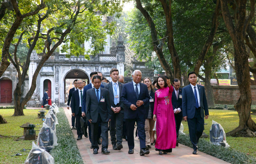 President of the European Council António Costa (centre, first row) visits the Van Mieu - Quoc Tu Giam (Temple of Literature). (Photo: VNA)