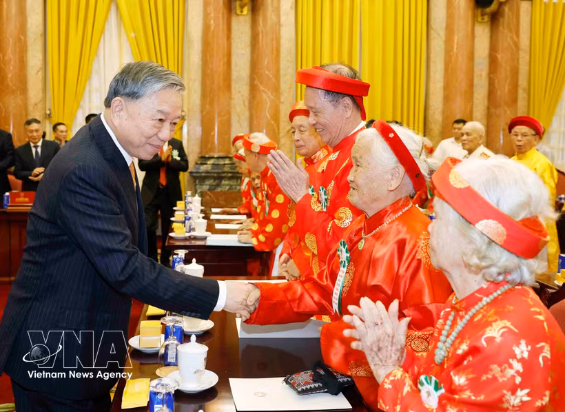 Party General Secretary and State President To Lam and the elderly representatives at the gathering in Hanoi on June 5 (Photo: VNA)
