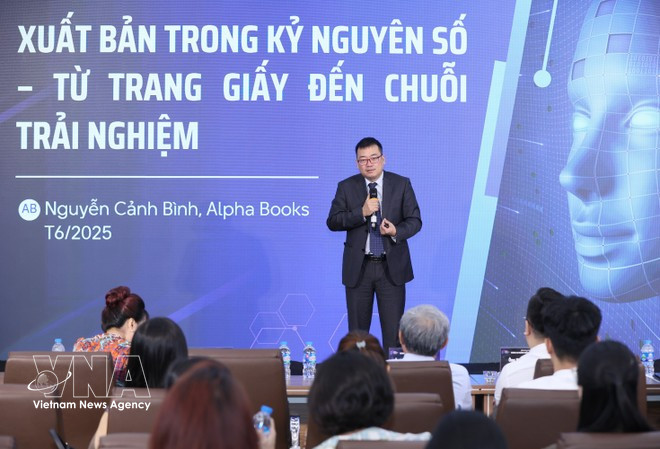 Nguyen Canh Binh, Chairman of Alpha Books, shares his views at the Vietnam Digital Publishing Summit 2025 (DPS 2025) with the theme "The Future of Publishing in a Global Digital Age". (Photo: VNA).