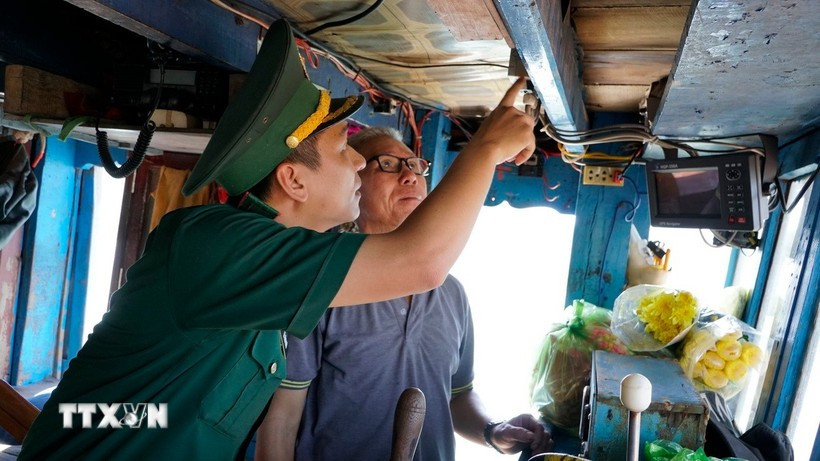 Border guards in Gia Lai inspect the installation of vessel monitoring system on a fishing vessel. (Photo: VNA)