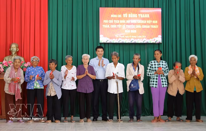 Vice Chairman of the National Assembly Vu Hong Thanh (sixth, left) hands over gifts to disadvantaged Khmer people in Tan Thanh commune, Can Tho city (Photo: VNA)