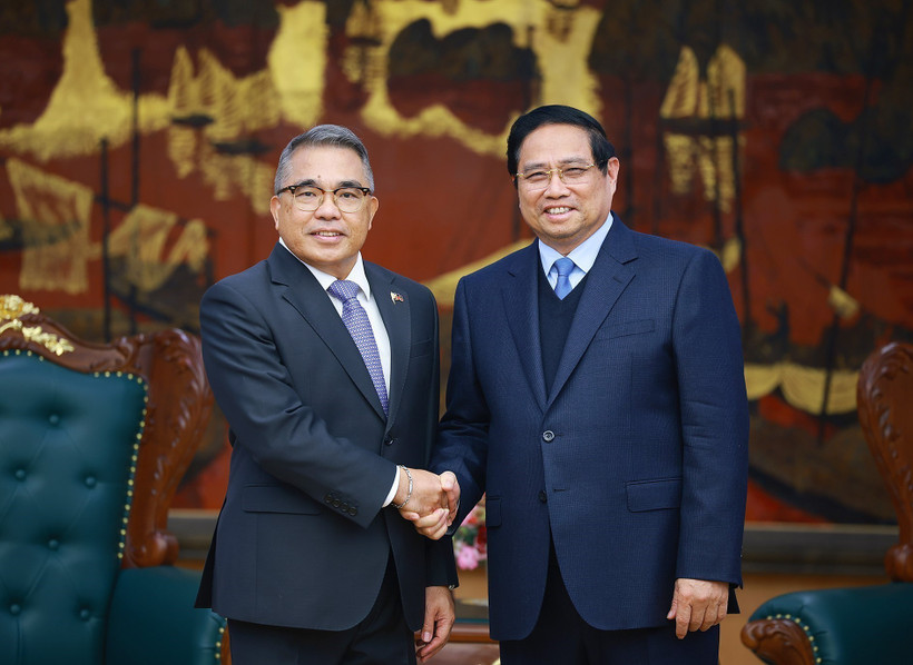 Prime Minister Pham Minh Chinh (R) and outgoing Philippine Ambassador Meynardo Los Baños Montealegre during their meeting in Hanoi on January 3, 2026 (Photo: VNA)