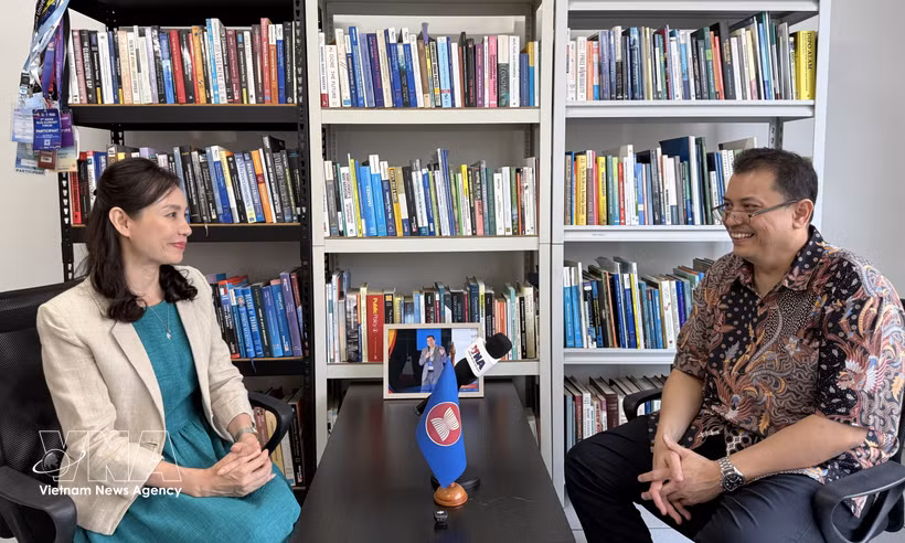 Dr. Arisman (right), Executive Director of Indonesia’s Centre for Southeast Asian Studies (CSEAS), grants an interview to a Vietnam News Agency correspondent in Jakarta (Photo: VNA)