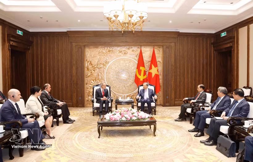 The meeting between Party General Secretary and State President To Lam and David Zapolsky, Senior Vice President and Chief Global Affairs and Legal Officer at Amazon, in Hanoi on May 22 (Photo: VNA)