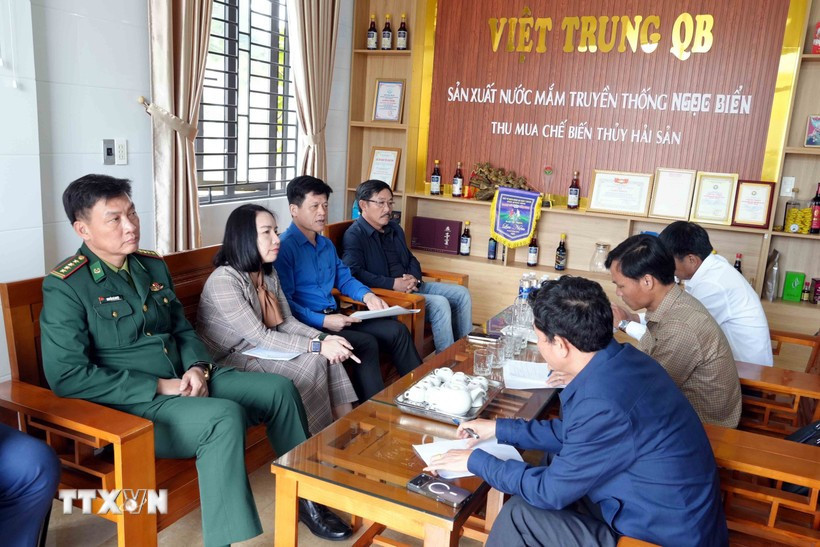 A working session between a delegation of Quang Tri authorities and representatives of Viet Trung fishing port to prepare for the EC inspection (Photo: VNA)