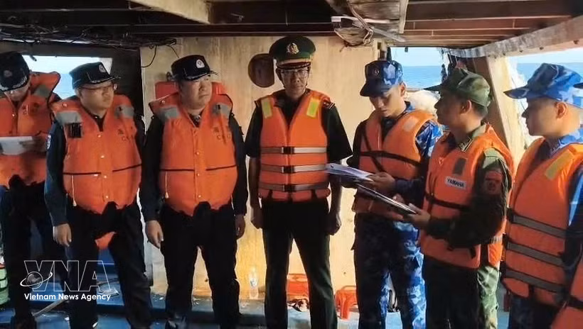 Representatives of the Hai Phong City Border Guard Command and the China Coast Guard reach agreement on the record of the handover of two fishing vessels and ten Chinese fishermen rescued in the Gulf of Tonkin. (Photo published by VNA)