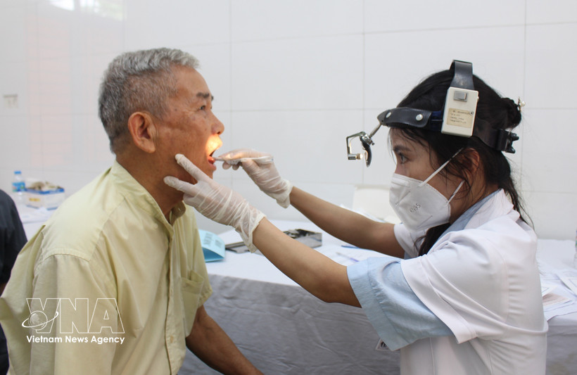 An elderly receives health check-ups. (Photo: VNA)
