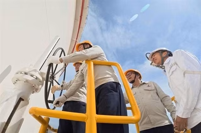 Officials open a valve to feed oil into the new crude oil storage tank at the ceremony. (Photo courtesy of the company) 
