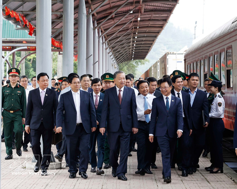 Party General Secretary To Lam, Prime Minister Pham Minh Chinh and other officials inspect the Dong Dang railway station on March 19. (Photo: VNA)