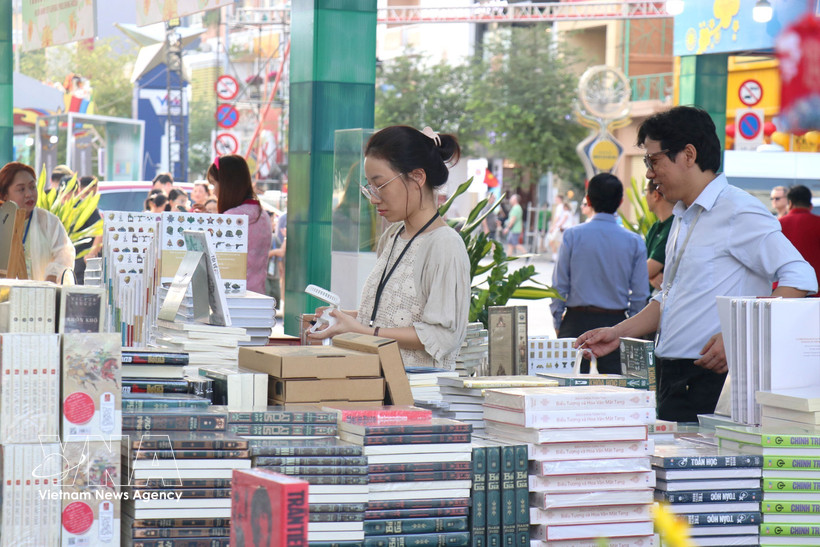 Visitors to the 2026 Lunar New Year Book Street Festival (Photo: VNA)