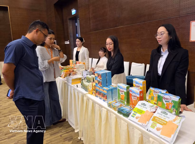 Businesses introduce Halal market products at the workshop. (Photo: VNA)