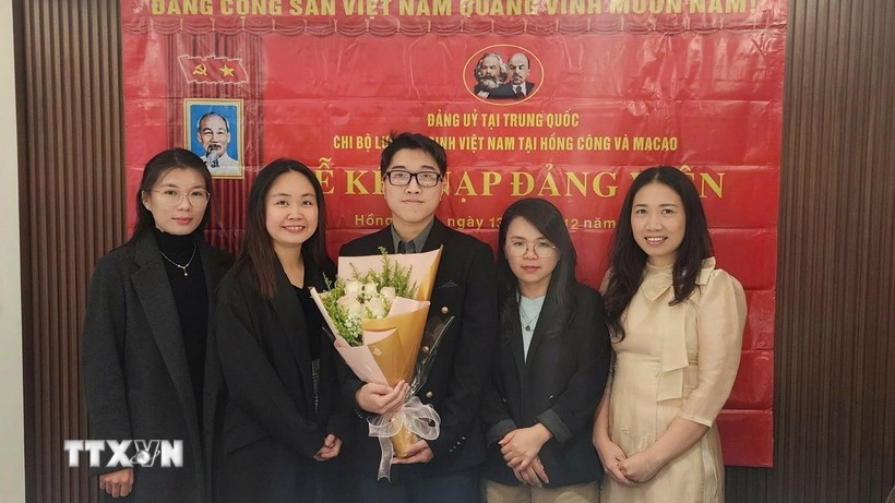 Nguyen Thi Xuan Hue (second from left), a graduate in applied English linguistics from the University of Macau (Photo: VNA)