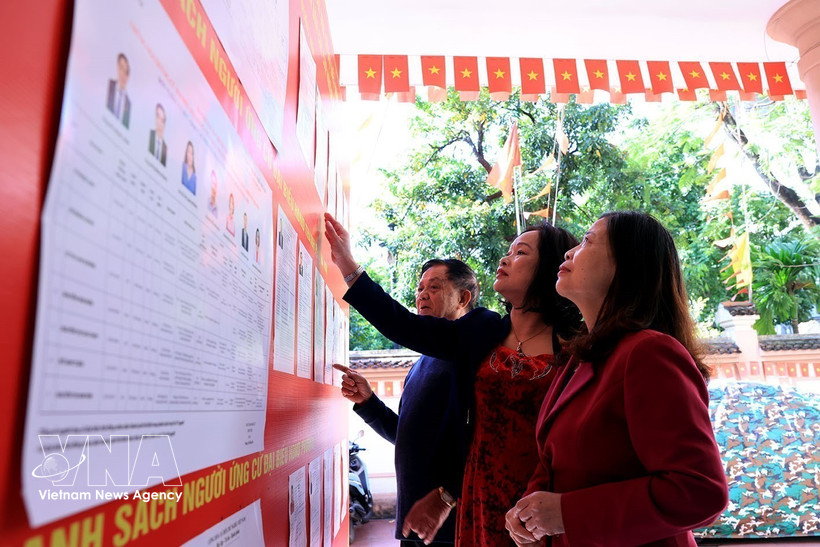 Residents visit polling stations in their wards to review the list of candidates for deputies to the 16th National Assembly and members of People’s Councils at all levels for the 2026–2031 term. (Photo: VNA)