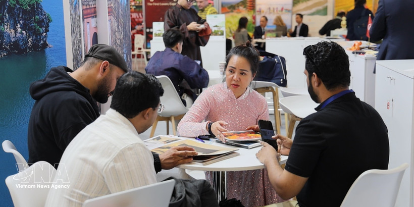 A representative of a Vietnamese enterprise shows it products at ITB Berlin 2026. (Photo: VNA)