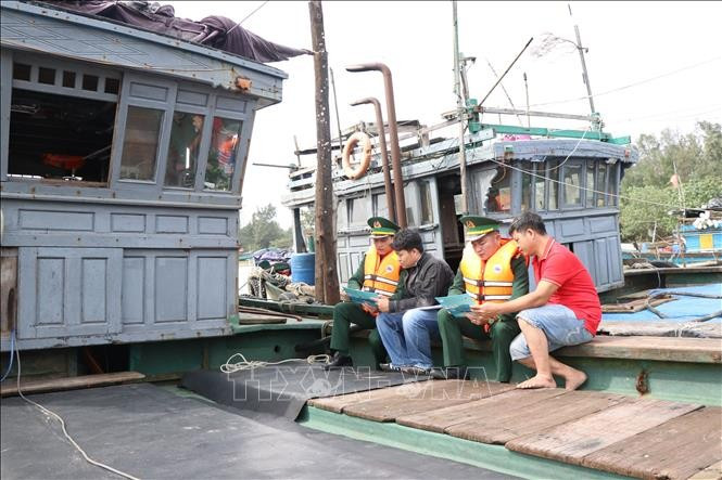 Border guards at the Thuan An Border Guard Station in Hue city disseminate regulations on combatting illegal, unreported and unregulated (IUU) fishing to local fishermen (Photo: VNA)
