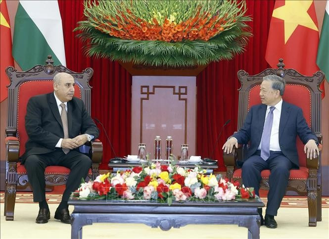 Party General Secretary To Lam (right) receives Speaker of the Jordanian House of Representatives Mazen Turki El Qadi in Hanoi on February 3. (Photo: VNA)
