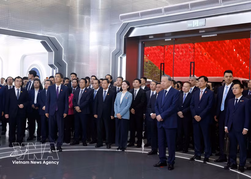 General Secretary of the Communist Party of Vietnam (CPV) Central Committee and State President To Lam (first, right, front row) listens to a presentation about the China-ASEAN AI Application Cooperation Centre (Photo: VNA)