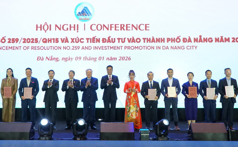 Certificates of membership in the Vietnam International Financial Centre in Da Nang are awarded at the conference on January 9. (Photo: VNA)